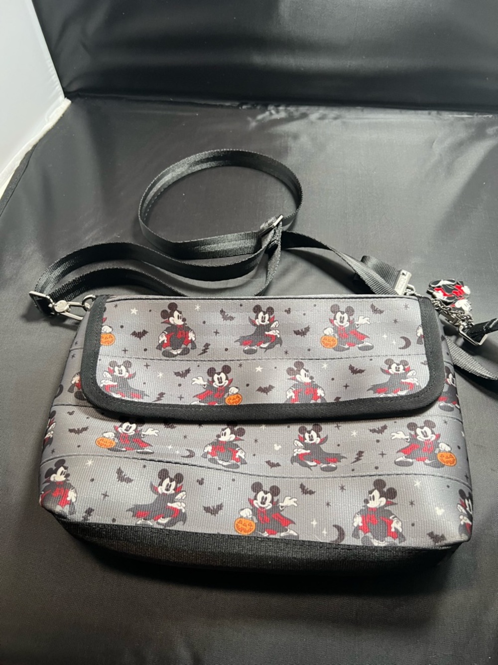 Harveys Seatbelt Bag Disney Mickey Mouse Halloween Crossbody Purse – Like New